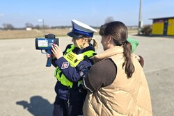 Na zdjęciu widzimy policjantkę oraz małego Jasia