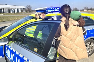 Na zdjęciu widzimy policjantkę oraz małego Jasia