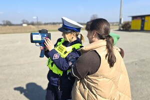Na zdjęciu widzimy policjantkę oraz małego Jasia