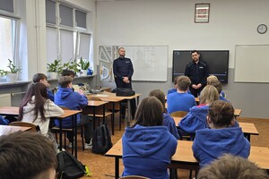 Na zdjęciu widzimy policjantów w czasie profilaktyki