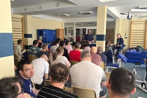 Na zdjęciu widzimy policjanta w czasie profilaktyki