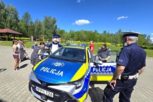Na zdjęciu widzimy policjanta w czasie profilaktyki
