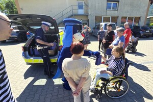 Na zdjęciu widzimy policjanta w czasie profilaktyki