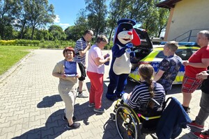 Na zdjęciu widzimy policjanta w czasie profilaktyki