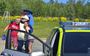 Na zdjęciu widzimy policjanta w czasie profilaktyki