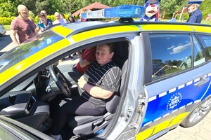 Na zdjęciu widzimy policjanta w czasie profilaktyki