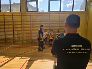 Na zdjęciu widzimy policjanta w czasie profilaktyki w szkole