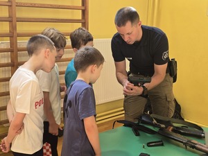 Na zdjęciu widzimy policjanta w czasie profilaktyki w szkole