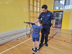 Na zdjęciu widzimy policjanta w czasie profilaktyki w szkole