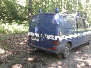 Policjanci zabezpieczają miejsce odnalezienia niewybuchów