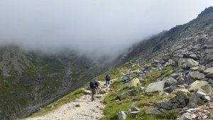 Członkowie wyprawy wspinają się po zboczu góry