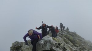 Członkowie wyprawy wchodzą na szczyt góry Krywań