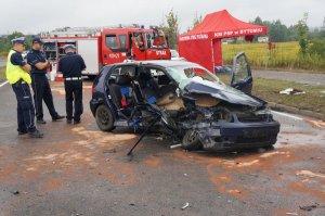 Policjanci przy rozbitym volkswagenie