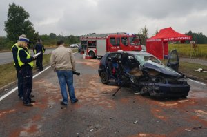 Policjanci wykonują czynności przy udziale prokuratora