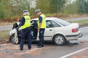 Policjanci wykonują oględziny audi