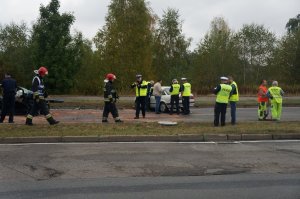 Policjanci i strażacy na miejscu wypadku