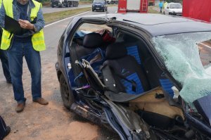 Policjant wykonujący oględziny volkswagena