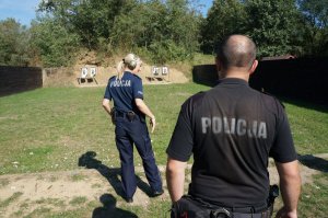 Policjanta przygotowuje się do oddania strzałów do tarczy