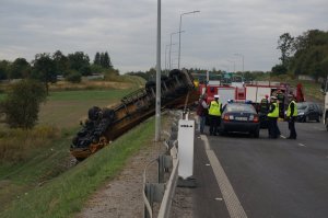 Miejsce wypadku ukazujące TIR-a leżącego na boku