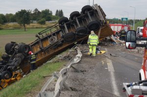 Miejsce wypadku ukazujące TIR-a leżącego na boku