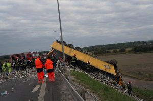 Miejsce wypadku ukazujące TIR-a leżącego na boku