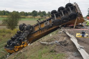 Miejsce wypadku ukazujące TIR-a leżącego na boku