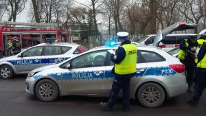 Policjanci na miejscu wypadku