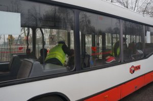 Policjanci udzielają pomocy w autobusie