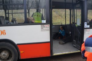 Policjanci i pokrzywdzenie widocznie w autobusie