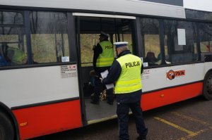 Policjanci wchodzą do autokaru