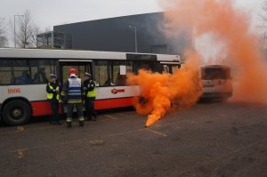 Świeca dymna koloru pomarańczowego wskazująca pilotowi helikoptera miejsce wypadku