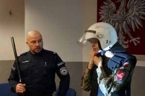 uczeń ogląda wyposażenie policjanta