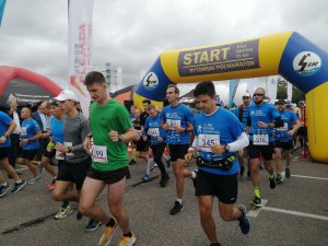 Biegacze startują w półmaratonie