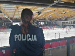 policjantka stojąca przy tafli lodowiska