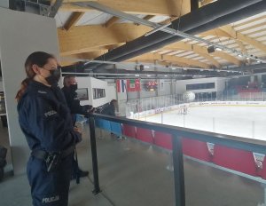 policjantka zabezpieczająca mecz hokeja