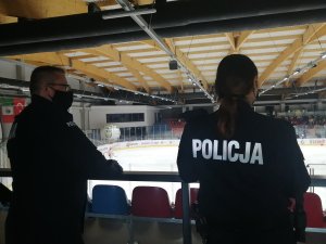 Komendant Miejski Policji w Bytomiu nadzoruje zabezpieczenie meczu hokeja