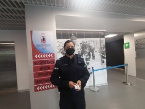 policjantka przy wejściu/wyjściu z obiektu lodowiska