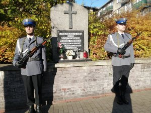 Warta honorowa przed pomnikiem poległego policjanta