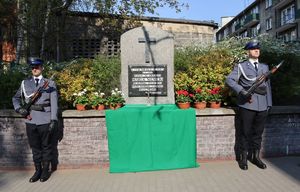 Warta honorowa pod pomnikiem zabitego policjanta Marka Sienickiego