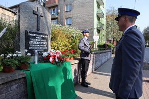 Pierwszy Zastępca Komendanta Miejskiego Policji w Bytomiu przy pomniku Marka Sienickiego