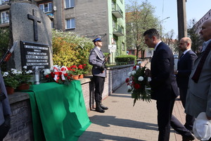 Prezydent Bytomia składa kwiaty pod pomnikiem poległego policjanta