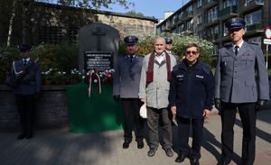 Wspólne zdjęcie przed pomnikiem zabitego policjanta kierownictwo garnizonu bytomskiego, ksiądz kapelan i ojciec Marka Sienickiego