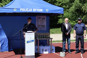 Przemawia Pierwszy Zastępca Komendanta Wojewódzkiego Policji w Katowicach, stoją obok Józef Sienicki i Komendant Miejski Policji w Bytomiu