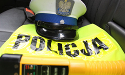 Policyjna czapka, alkomat i żółta kamizelka odblaskowa
