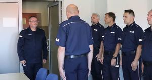 Naczelnik składa meldunek Komendantowi Miejskiemu Policji w Bytomiu