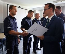 Policjant odbiera gratulacje od Prokuratora Rejonowego w Bytomiu