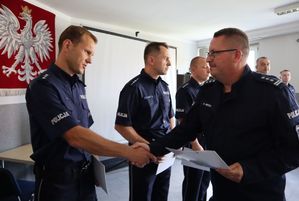 Komendant Miejski Policji w Bytomiu gratuluje policjantowi