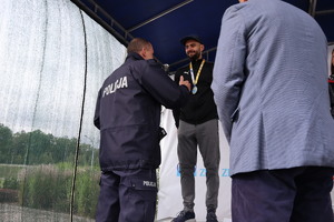 I Zastępca Komendanta Miejskiego Policji w Bytomiu wręcza puchar za II miejsce