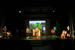 Młodzież biorąca udział w przedstawieniu w teatrze.