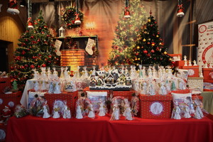 Na zdjęciu widoczny wystrój świąteczny, ustrojone choinki i prezenty.